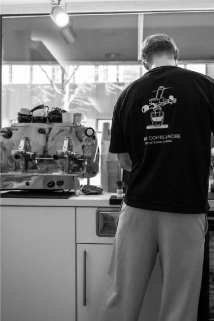 Barista an der Siebträgermaschine im FAVE, Schwarzweiß