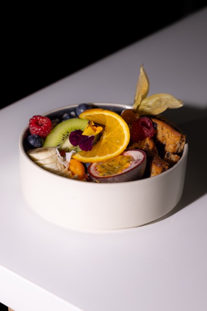 Bowl mit Obst, Granola und Bananenbrot