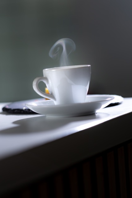Dampfender Espresso auf der Theke