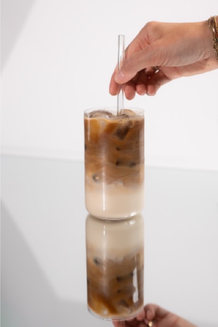 Iced Latte im Glas mit Glasstrohhalm