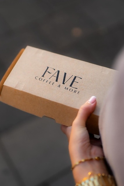 FAVE Coffee & More Catering-Box in der Hand