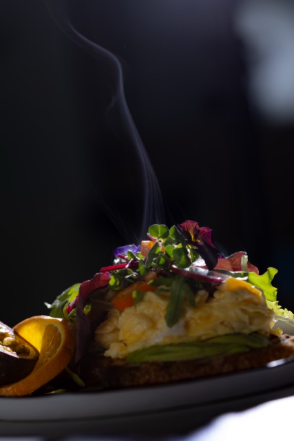 Dampfendes Rührei auf Sauerteig mit Kräutersalat